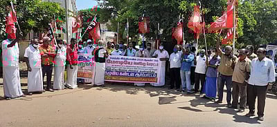 மன்னார்குடியில் மத்திய தொழிற்சங்க கூட்டமைப்பினர் ஆர்ப்பாட்டம்