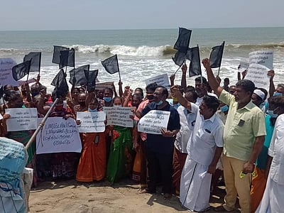 புதுச்சேரியில் மீன்வள மசோதாவைக் கண்டித்து மீனவர் சங்கத்தினர் கடலில் இறங்கி போராட்டம்