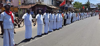 மன்னார்குடியில் விவசாயிகள் போராட்டம்