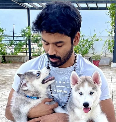 கிங் - காங் உடன் நடிகர் தனுஷ்