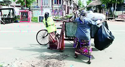 தூய்மைப் பணியாளா்களின் துயா்துடைக்குமா மாநகராட்சி?