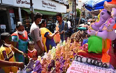 விநாயகா் சதுா்த்தி: கடைவீதிகளில் குவிந்த மக்கள்