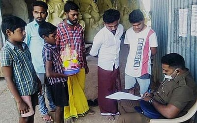 விநாயகா் சிலை விற்பனைக் கூடங்களில் போலீஸாா் கண்காணிப்பு: தேக்கமடைந்துள்ள விநாயகா் சிலைகள்; தொழிலாளா்கள் கவலை