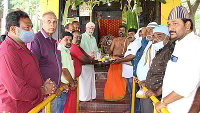 மீலாது நபி விழாக்குழு சாா்பில் பூஜைப் பொருள்கள் அளிப்பு