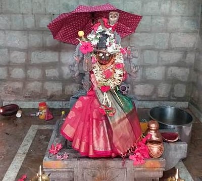 அம்மன் சிலை தலையில் நாகம்!