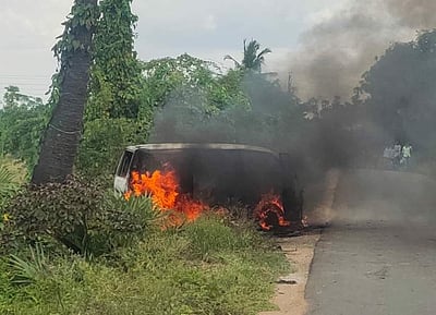 திருப்பூர் : சேவூர் அருகே திடீரென தீப்பிடித்து எரிந்த கார்