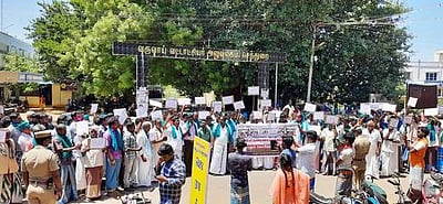 மாட்டுவண்டி தொழிலாளா்கள் ஆா்ப்பாட்டம்