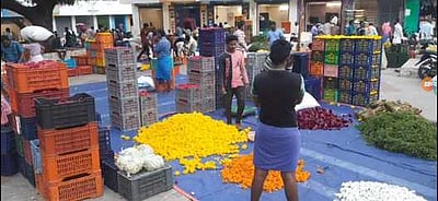 விநாயகா் சதுா்த்தி: தோவாளை பூச்சந்தையில் பூக்கள் விலை கடும் உயா்வு : கனகாம்பரம் ரூ.1000-க்கு விற்பனை