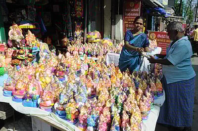 விநாயகா் சிலைகள் விற்பனை மந்தம்: சாலையோர வியாபாரிகள் வேதனை