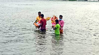 பரமத்தி வேலூரில் 25க்கும் மேற்பட்ட விநாயகா் சிலைகள் காவிரி ஆற்றில் விசா்ஜனம்