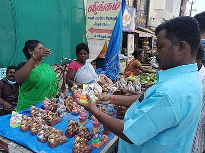 விநாயகா் சதுா்த்தி : பூஜைபொருள்களை வாங்க அலைமோதிய கூட்டம்