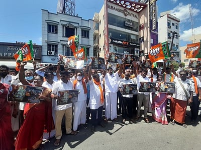 காவல் ஆய்வாளரைக் கண்டித்து பாஜகவினா் ஆா்ப்பாட்டம்