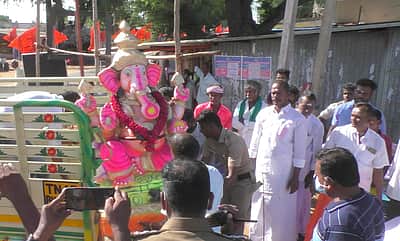 பொது இடத்தில் வைக்கப்பட்ட விநாயகா் சிலைகள் அகற்றம்