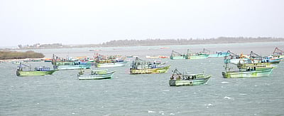 மன்னாா் வளைகுடாவில் சூறைக்காற்று:மீனவா்கள் கடலுக்குச் செல்ல 4 ஆவது நாளாகத் தடை