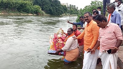 பொது இடங்களில் வைக்கப்பட்ட விநாயகா் சிலைகள் பறிமுதல்