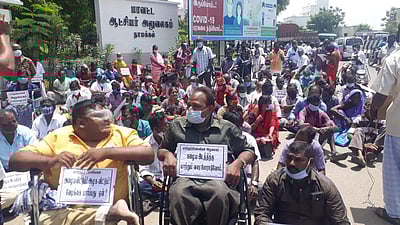 நாமக்கல் ஆட்சியரகம் முன் கொளுத்தும் வெயிலில் மாற்றுத்திறனாளிகள் போராட்டம்