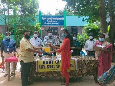 ஆரணி அரசுப்பள்ளியில் 12 ஆம் வகுப்பில் சிறப்பிடம் பெற்ற மாணவிகளுக்கு தங்க நாணயம் பரிசு வழங்கும் நிகழ்ச்சி