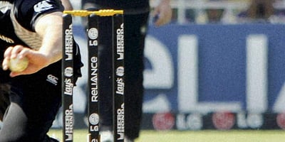 ஒரே ஆட்டத்தில் நான்கு பேரை 'மன்கட்' முறையில் ரன் அவுட் செய்த பந்துவீச்சாளர் (விடியோ)