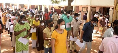 கசிந்தது நீட் வினாத்தாள்: 8 பேர் கைது; நீட் வினாத்தாளின் விலை எவ்வளவு தெரியுமா?