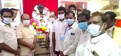 அண்ணா பிறந்தநாள்: காஞ்சிபுரத்தில் சிலைக்கு மாலை அணிவித்து மரியாதை