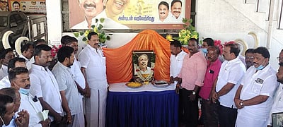 அண்ணா பிறந்தநாள்: ராணிப்பேட்டையில் மாலை அணிவித்து அமைச்சர் ஆர்.காந்தி மரியாதை