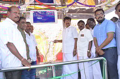 சூரிய சக்தியில் இயங்கும் பயணியா் நிழற்கூடம் செல்லக்குமாா் எம்.பி. திறந்துவைத்தாா்