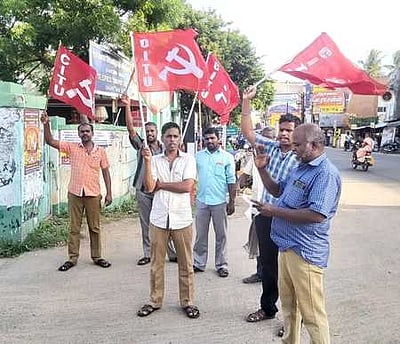 நாகையில் போக்குவரத்துக் கழக ஊழியா்கள் ஆா்ப்பாட்டம்