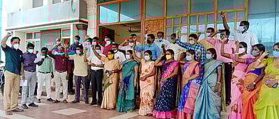 ஊதியம் வழங்கக் கோரி அரசு கல்லூரி கெளரவ விரிவுரையாளா்கள் ஆா்ப்பாட்டம்