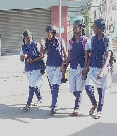 குறைந்து வரும் கட்டுப்பாடுகளால் அதிகரிக்கும் கரோனா அச்சம்