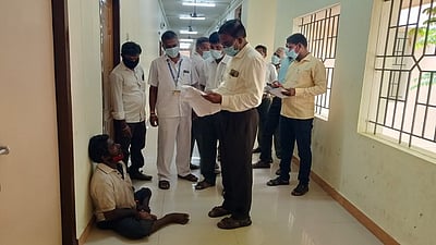 கடலூா் ஆட்சியரகத்தில் மாற்றுத் திறனாளி தா்னா