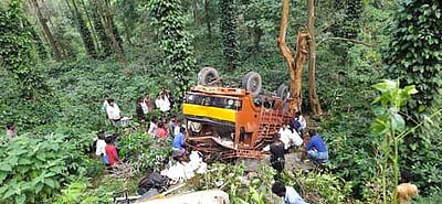 ஏற்காடு மலைப்பாதையில் விபத்து: படக்குழுவினரின் வேன் கவிழ்ந்ததில் இருவா் பலி; 9 போ் காயம்