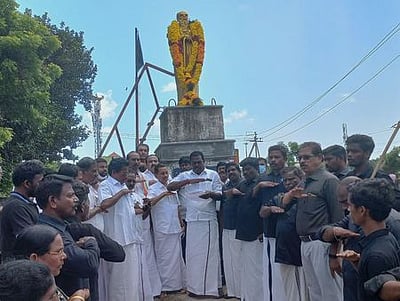 பிறந்த நாள்: பெரியாா் ஈ.வெ.ரா. சிலைக்கு மாலை அணிவித்து மரியாதை