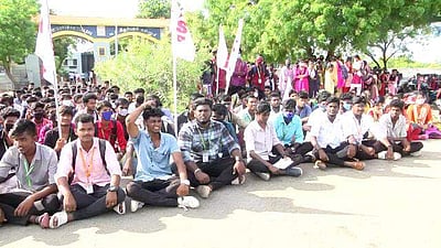 நீட் தேர்வு: தூத்துக்குடி வ.உ.சி. கல்லூரி மாணவர்கள் வகுப்பு புறக்கணிப்பு போராட்டம் 