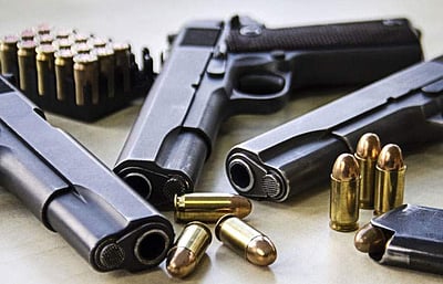 காஷ்மீர் : தீவிரவாதிகள் பதுக்கி வைத்திருந்த ஆயுதங்கள் பறிமுதல்