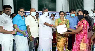 அங்கன்வாடி பணியாளா்களுக்குபணி நிரந்தர ஆணை