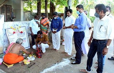 நிரவியில் குளம் தூா்வாரும் பணி தொடக்கம்