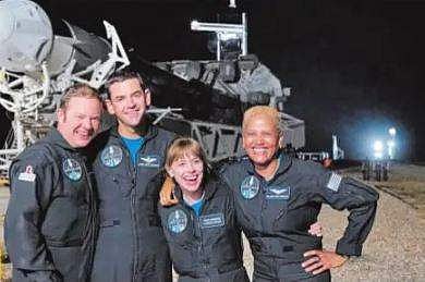 சாத்தியமாகும் விண்வெளி சுற்றுலா: 4 பேரை விண்ணுக்கு அனுப்பிய ஸ்பேஸ் எக்ஸ்