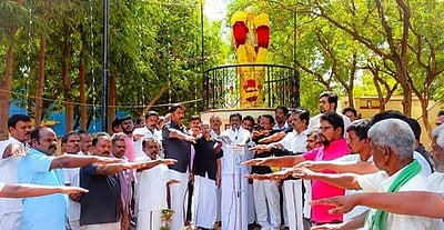 கீழப்பாவூரில் பெரியாா் சிலைக்கு திமுகவினா் மாலை