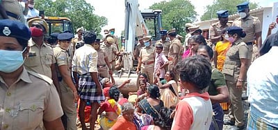 அனுமன்தீா்த்தத்தில் ஆக்கிரமிப்புகள் அகற்றம்