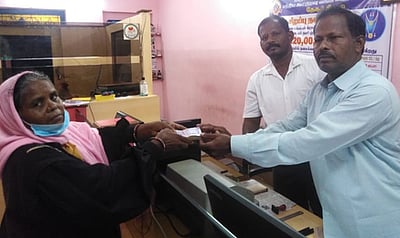 மனநலம் குன்றிய மகனுடன் பரிதவித்த பெண்ணுக்கு கடனுதவி