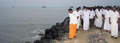 நம்பியாா் நகா் மீனவக் கிராமத்தில் கடல் அரிப்பு தடுப்புச் சுவா் அமைக்க வேண்டும்: முன்னாள் அமைச்சா் ஓ. எஸ். மணியன்