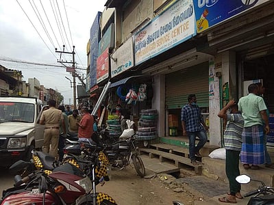 கம்பத்தில் அடுத்தடுத்த கடைகளில் திருட்டு