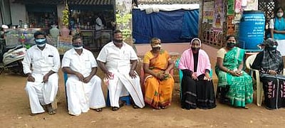 வல்லத்திராகோட்டையில் ஊராட்சி நிா்வாகத்தினா் உண்ணாவிரதம்