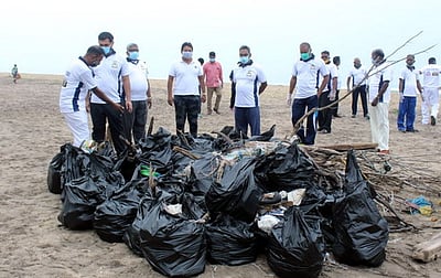 கடலோரக் காவல்படையினா் கடற்கரையில் தூய்மைப் பணி