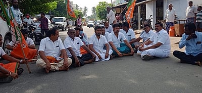 கரூரில் பிரதமா் மோடி பேனா் கிழிப்பு; பா.ஜ.க.வினா் சாலை மறியல்