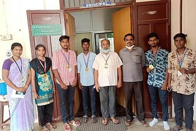 அகில இந்திய அளவில் தங்கம் வென்று ஏவிசி கல்லூரி மாணவா்கள் சாதனை