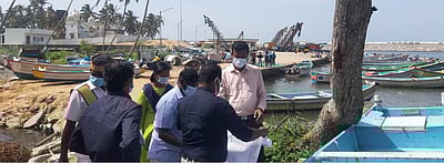 தேங்காய்ப்பட்டினம் மீன்பிடி துறைமுகத்தில் ஆட்சியா் ஆய்வு