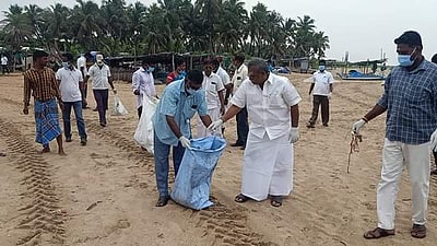 புதுச்சேரியில் உலக கடற்கரை தூய்மை தினம் கடைப்பிடிப்பு