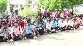 நீட் தோ்வை ரத்து செய்யக் கோரி தூத்துக்குடியில் மாணவா்கள் போராட்டம்