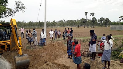 ஆயக்காரன்புலத்தில் நடைபாதை அமைக்கும் பணி